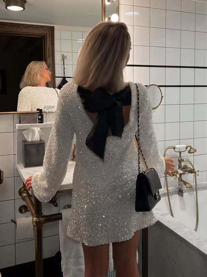 Mini robe à paillettes avec cravate arrière