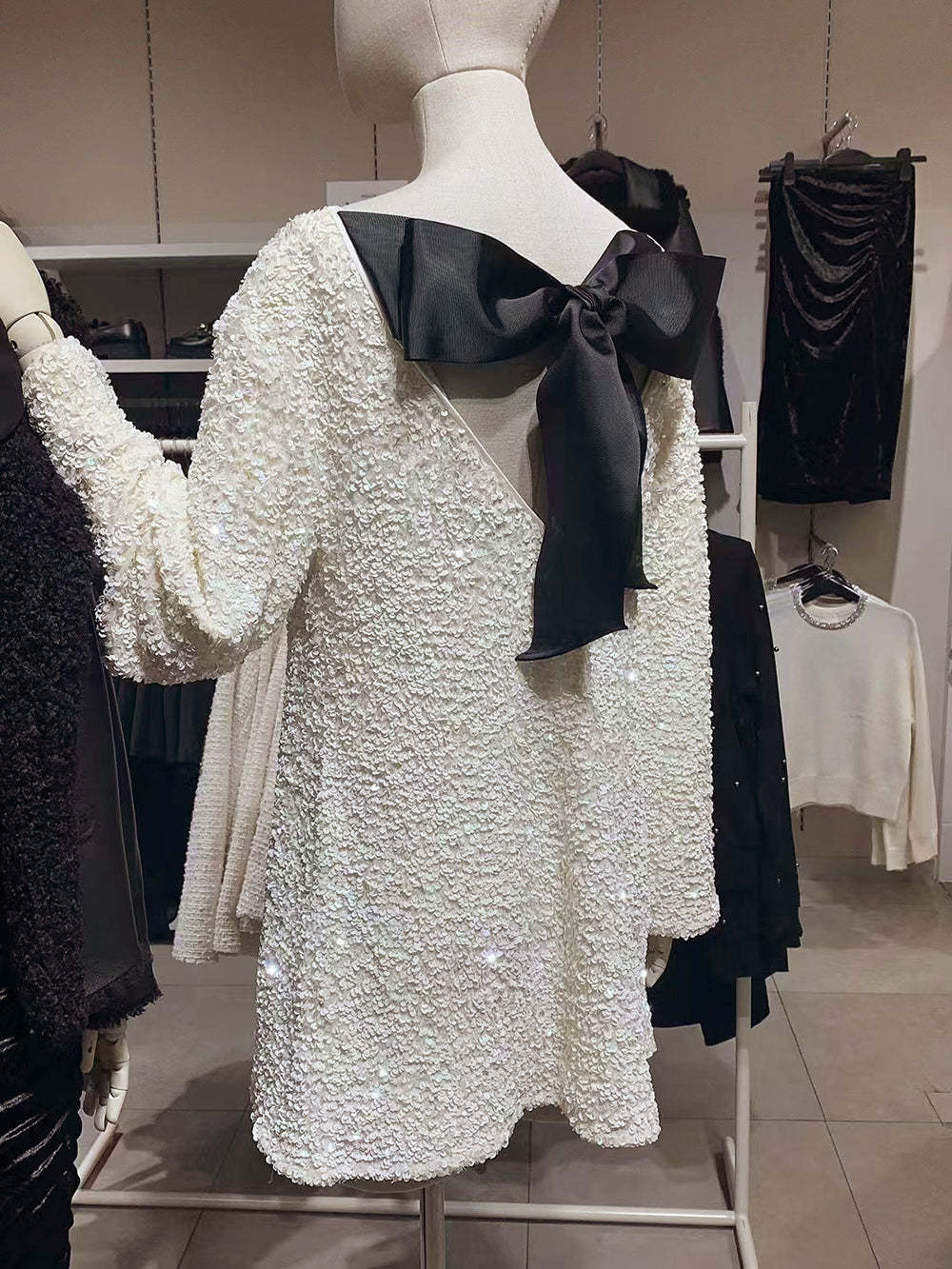 Mini robe à paillettes avec cravate arrière