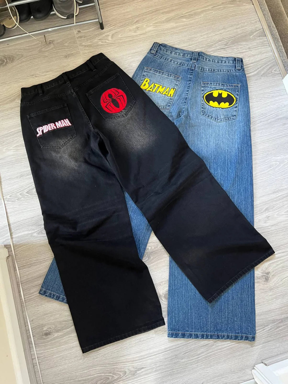 Batman Spiderman Baggy Spijkerbroek - Unieke Borduursels en Stijlvolle Pasvorm